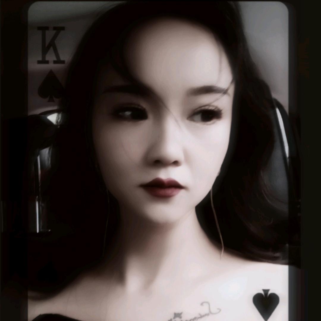 笑容洋溢的何