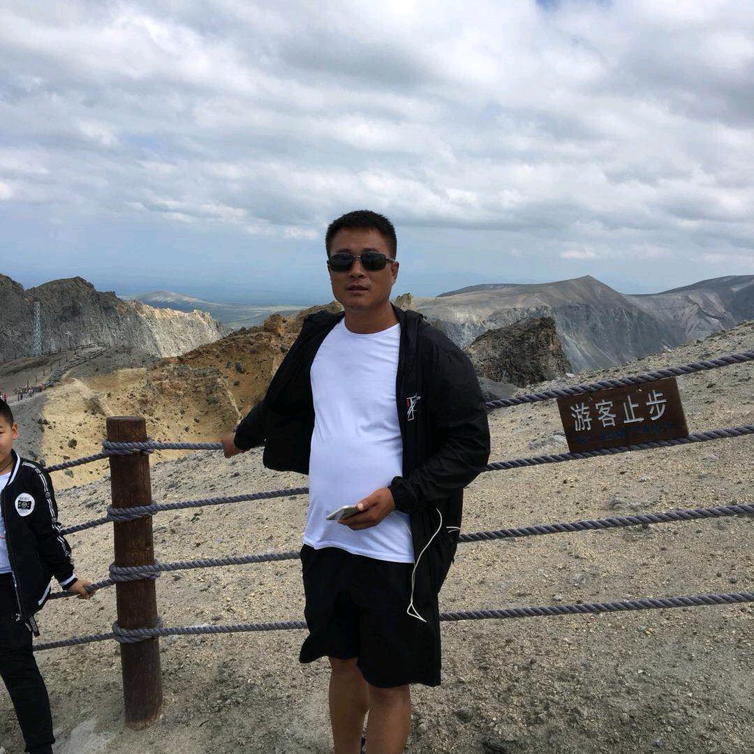 风雨中的男人