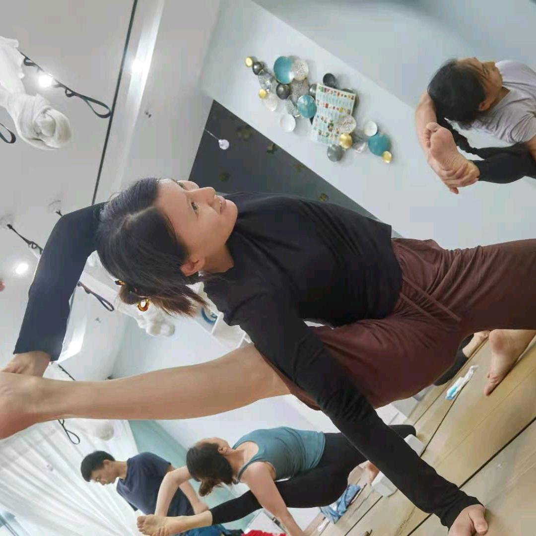 瑜悦伽人（红姐）。