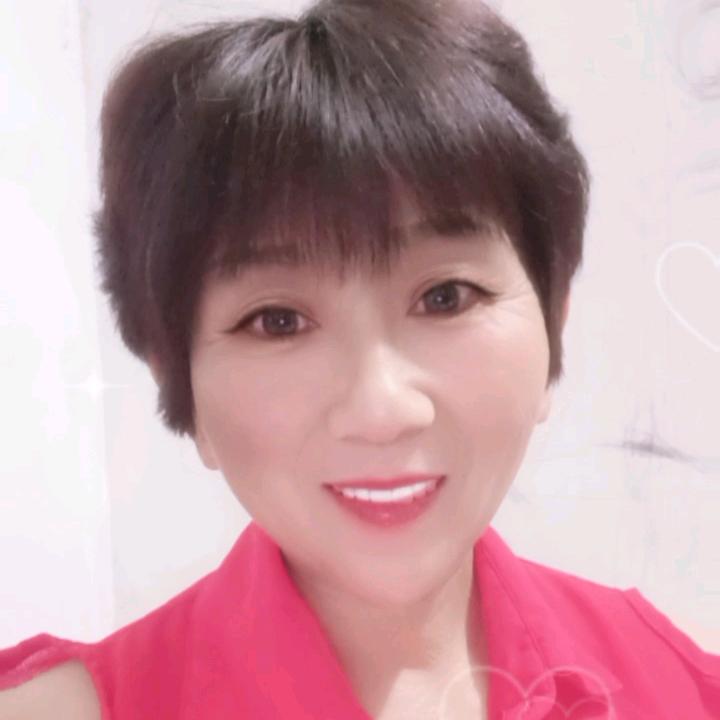 黄俊英.