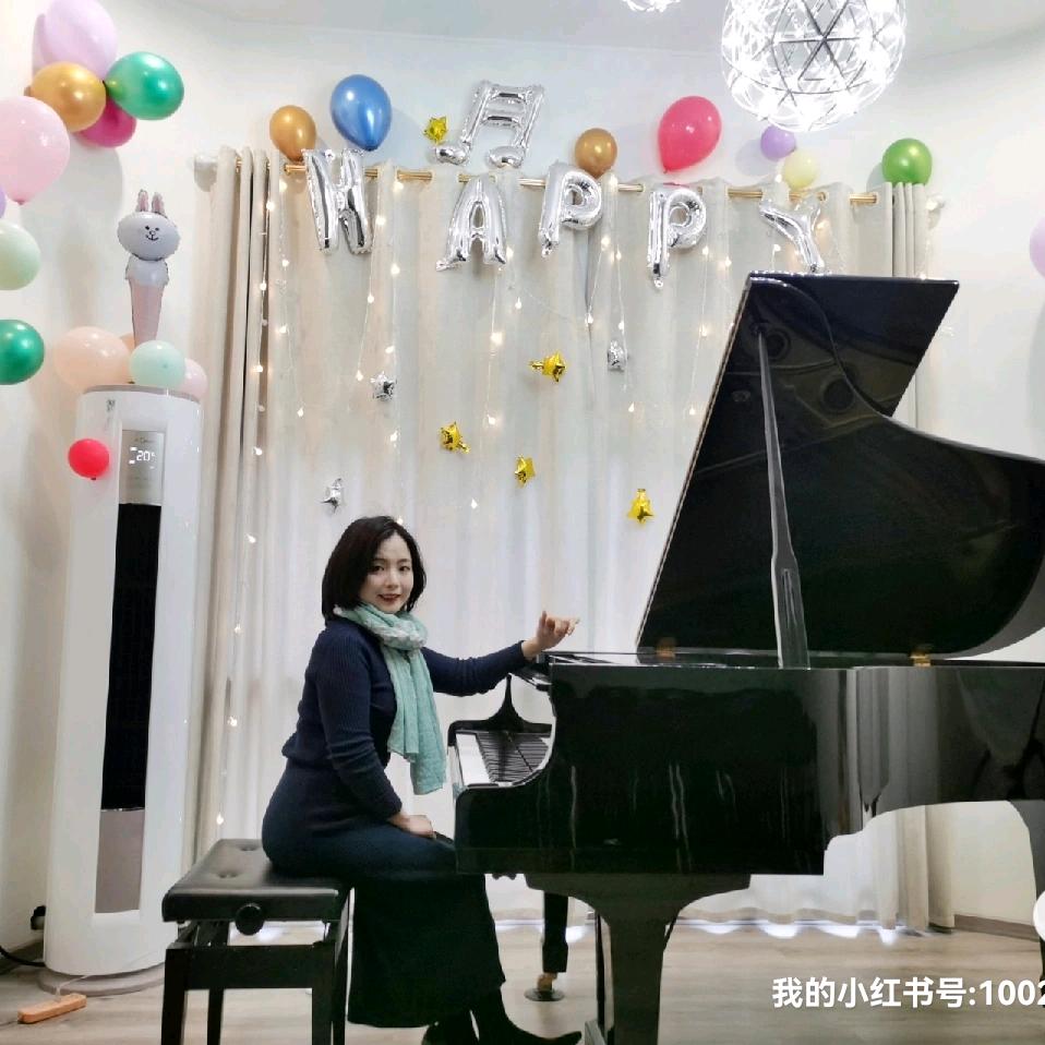 教钢琴的笑笑老师
