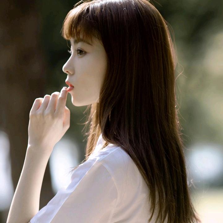 彝家小妹连赞拉黑头像