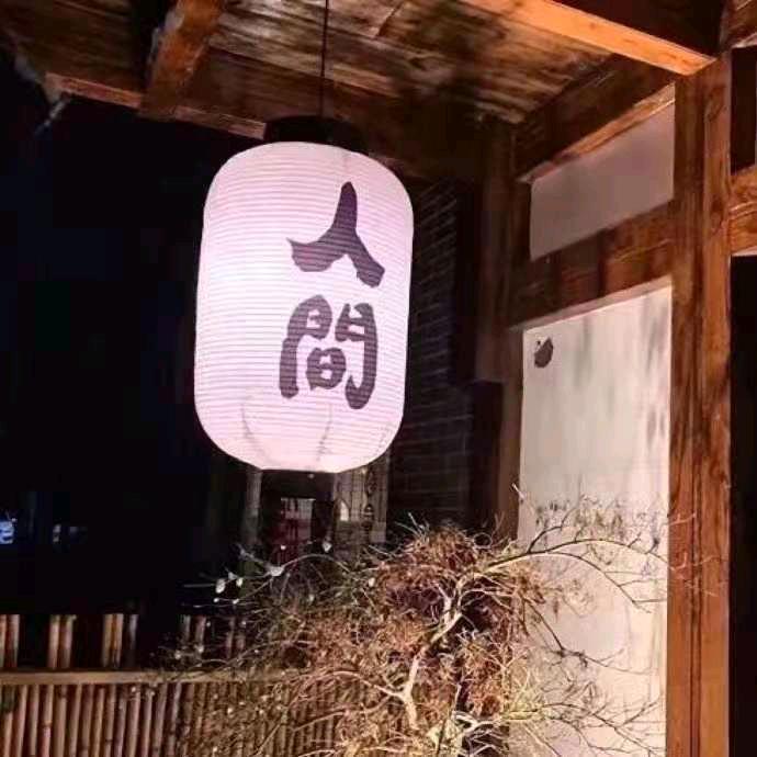 不值得