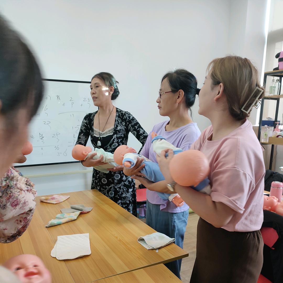小奶瓶育婴早教学院