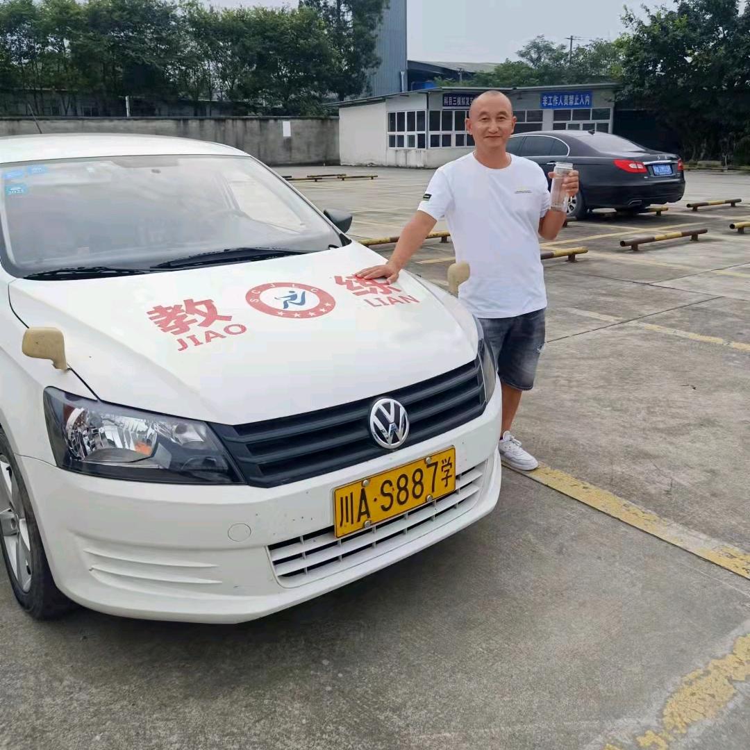 宁师，蓉飞驾校教练，