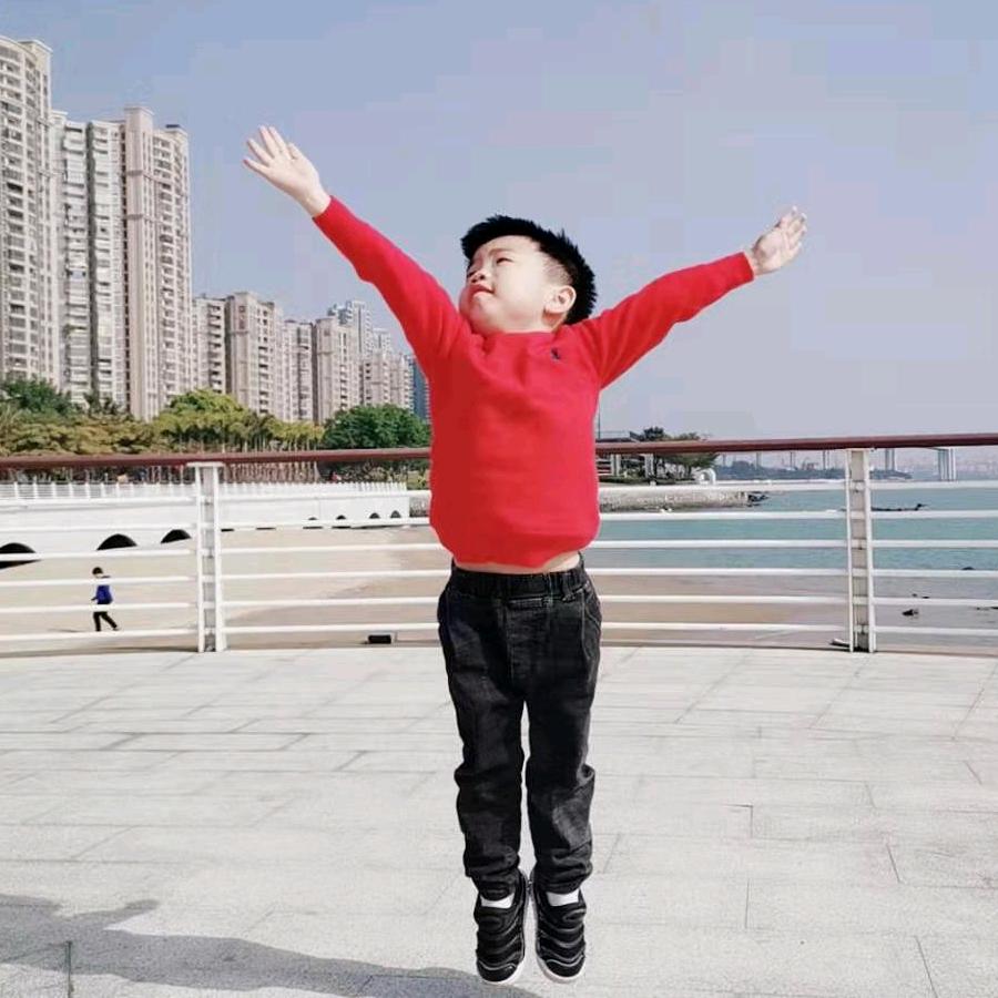 似太阳也似星光