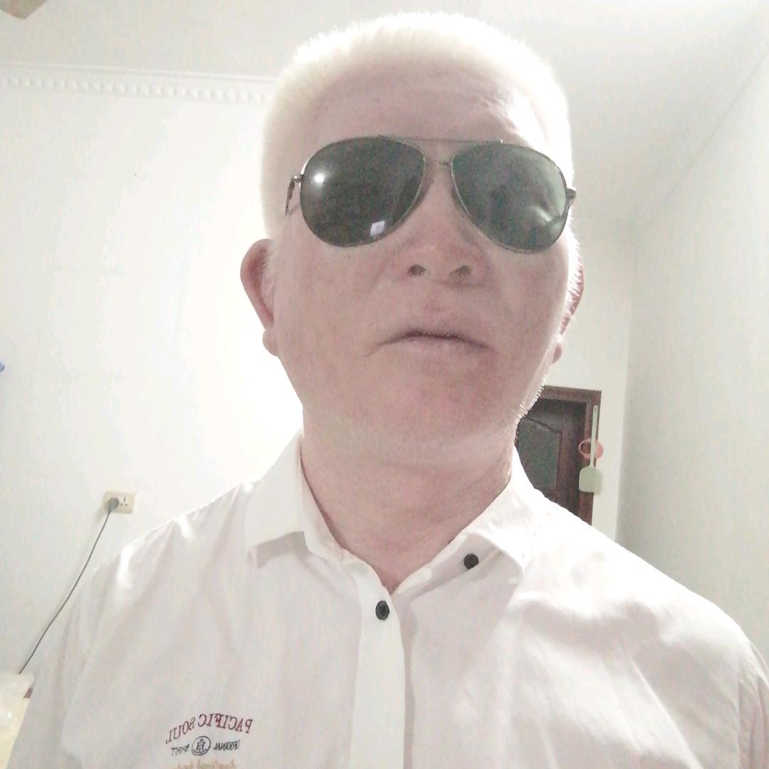 陈先生南门十字街民主路18号。旁边巷子里