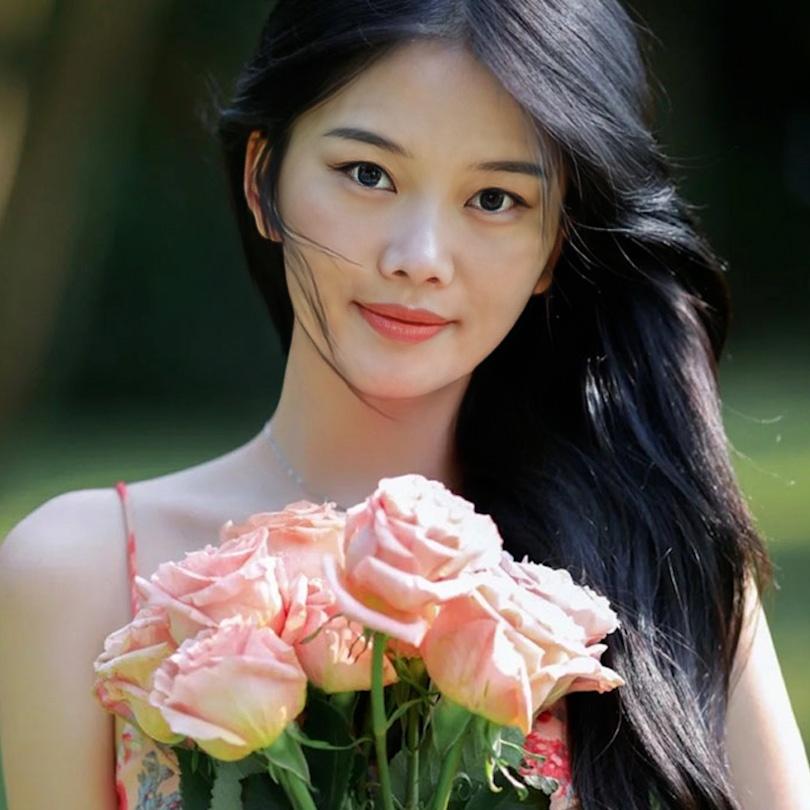 何英一路望前看