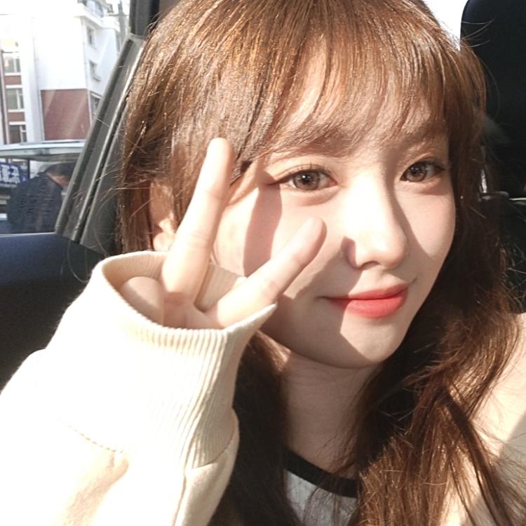 小妍吃饱了