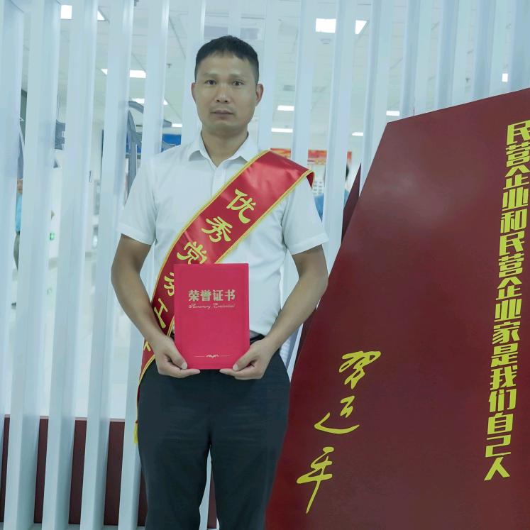 蓝思尔家具工厂   何孔华