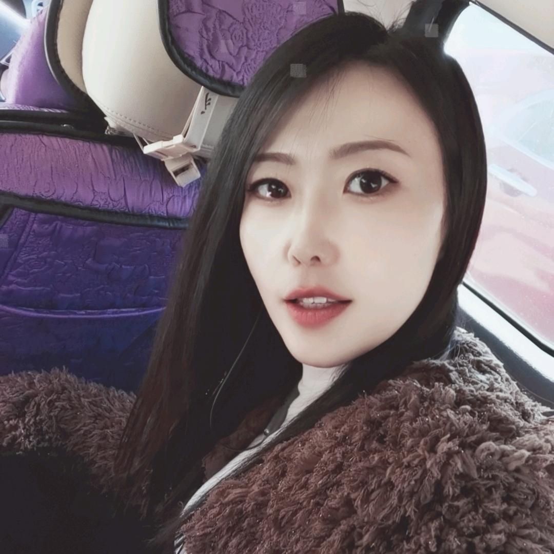 用微笑掩饰忧伤