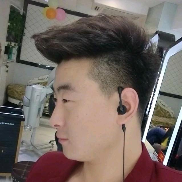 阿伟造型专业烫染店