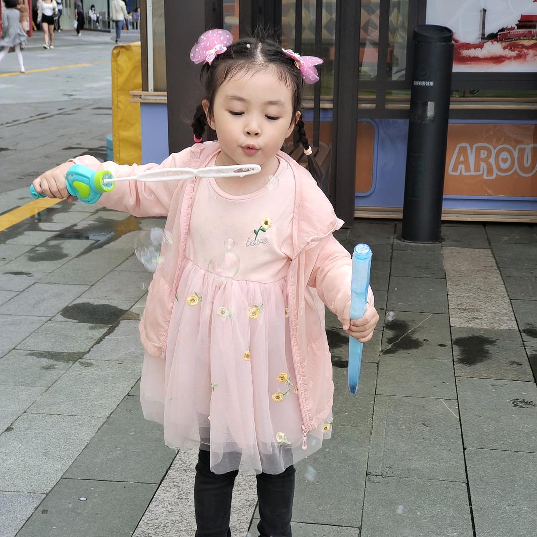 小苹果姐姐和小藏獒妹妹