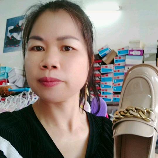 北流市新荣镇钅璐晶鞋店