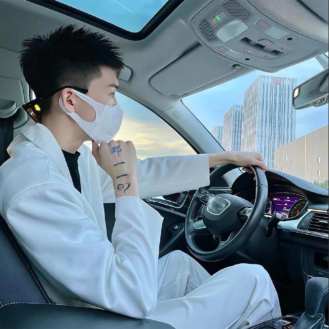 邓一一