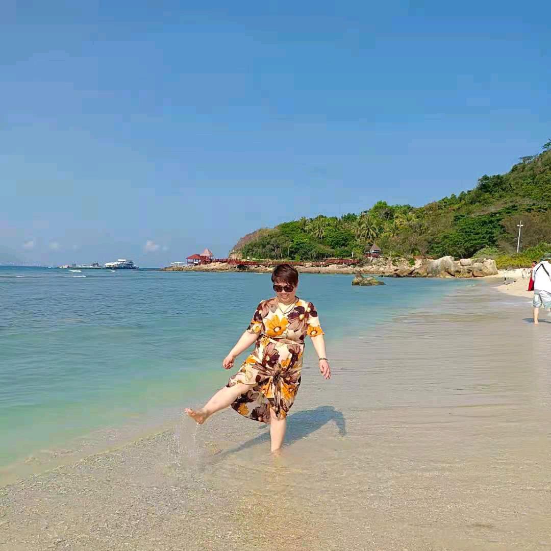 树梢上的月亮🌙