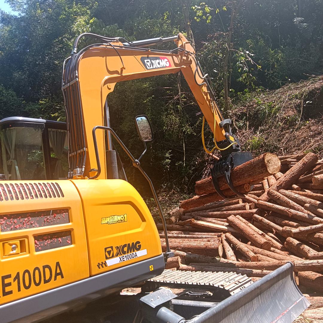 乔哥挖掘机抓木机出租。