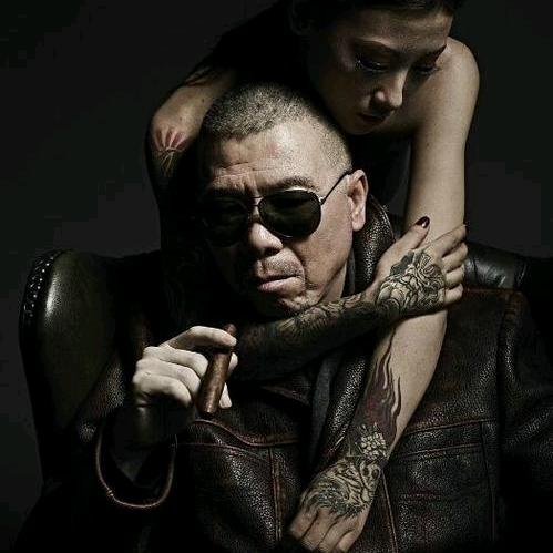 踩着棺材看日出