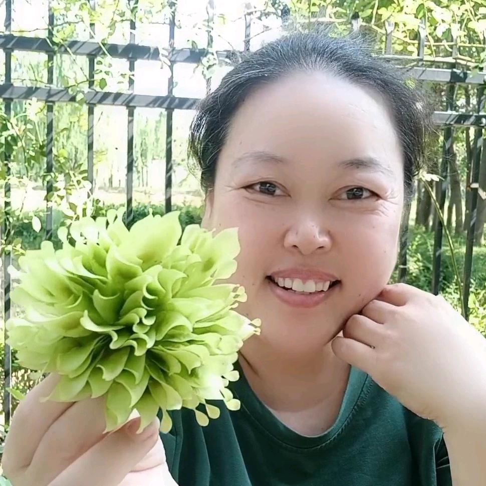 爱笑大脸妞