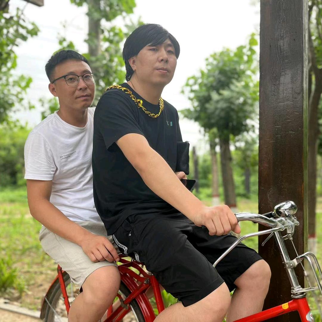 大鹏小亮