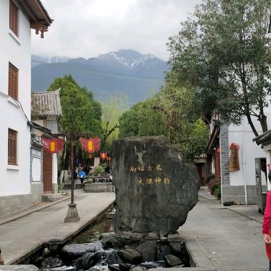是人、都虚伪