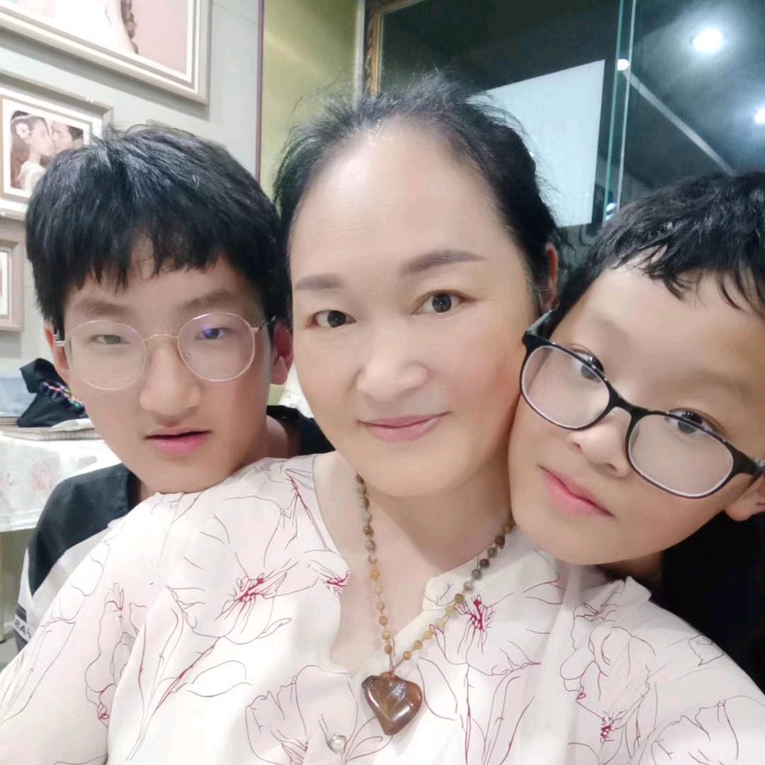 王小让（东方新娘婚纱儿童摄影店）