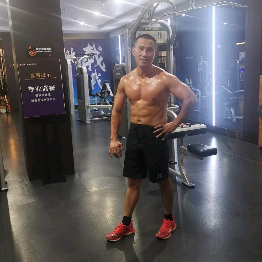 肌肉男