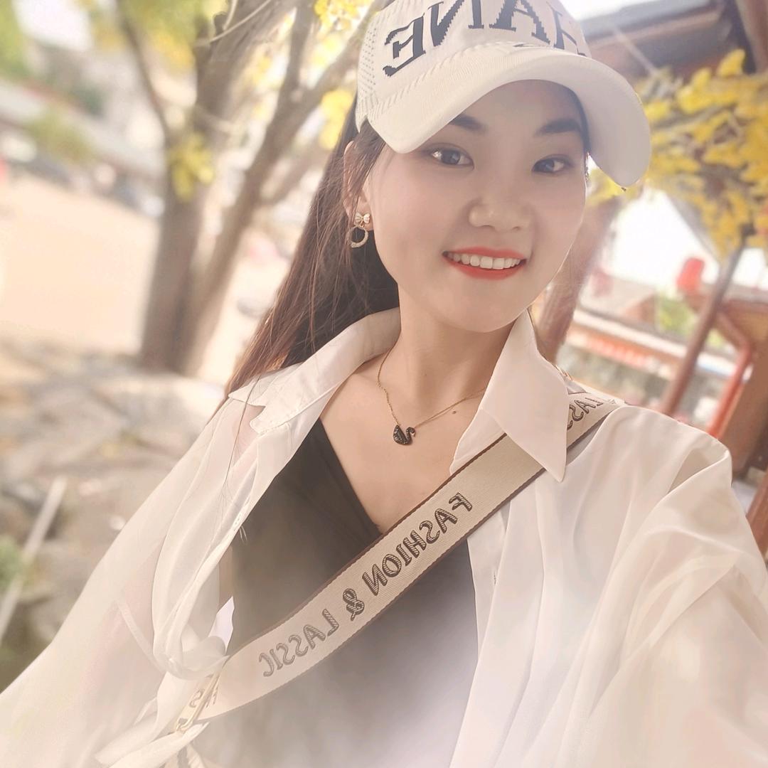 @小{何}