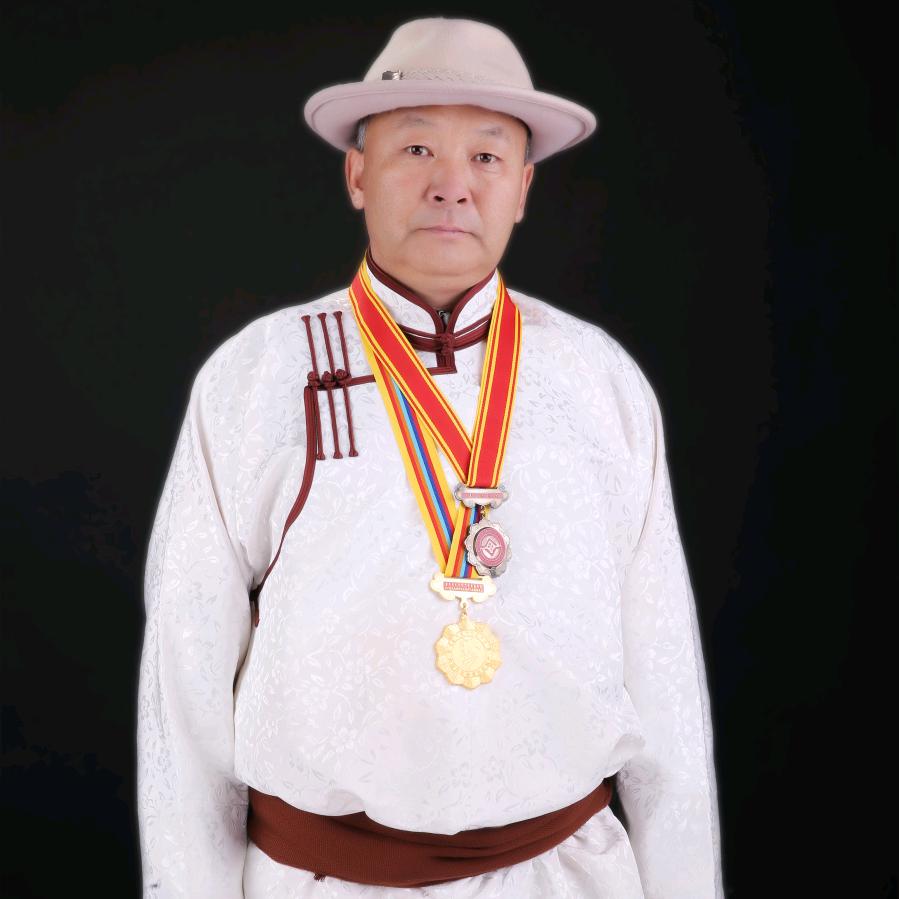 乌日尼乐图（根艺）