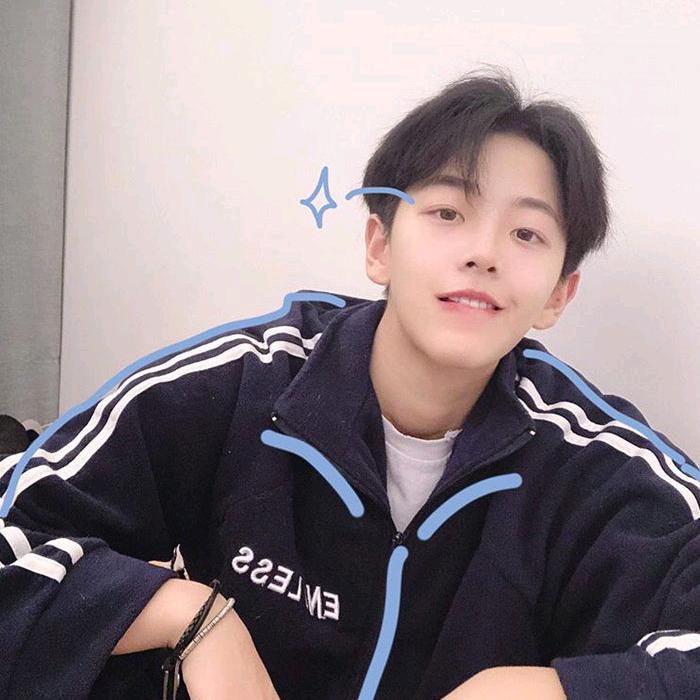 捡瓶子的小男孩