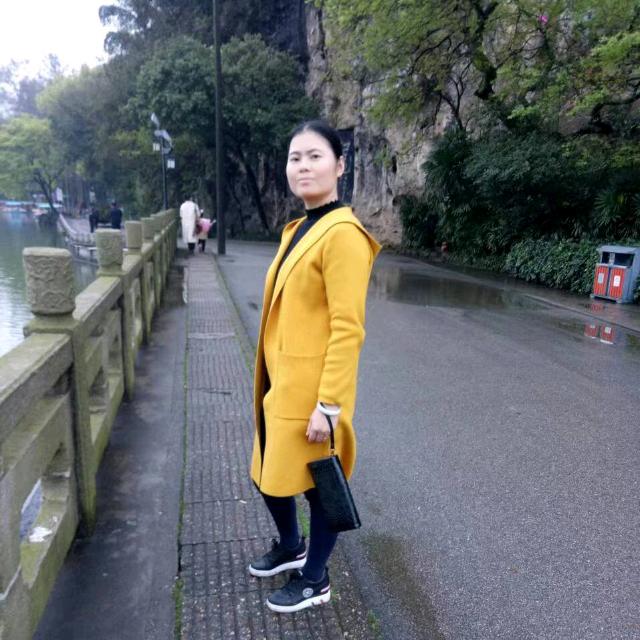 卖农产品的仫佬族姑娘