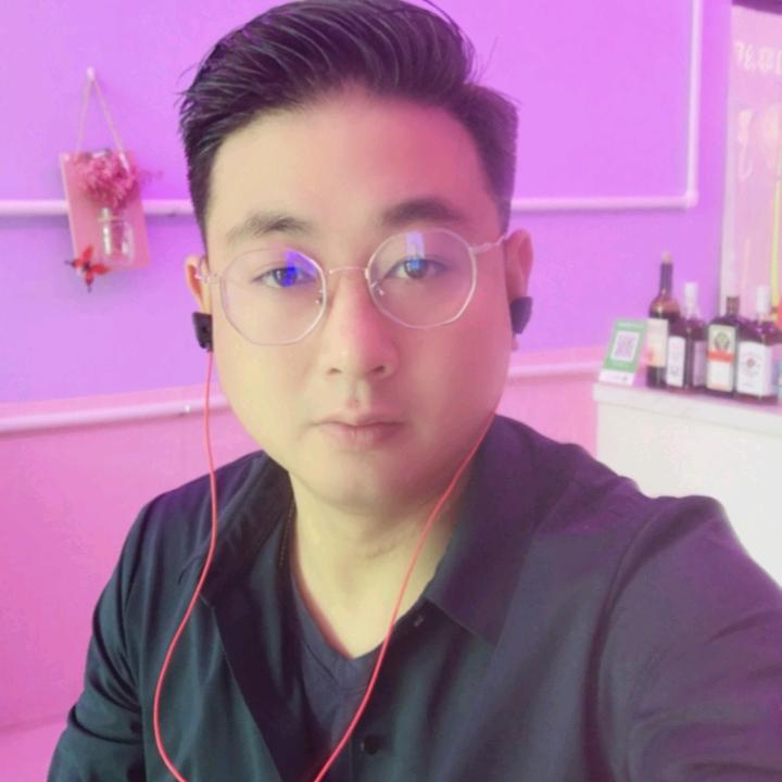 妃凡高级发型师-王伟