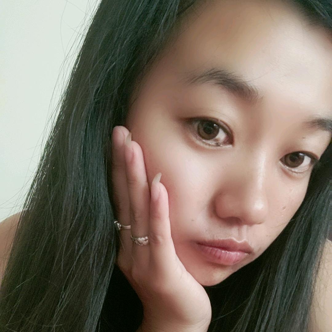 微笑掩饰伤