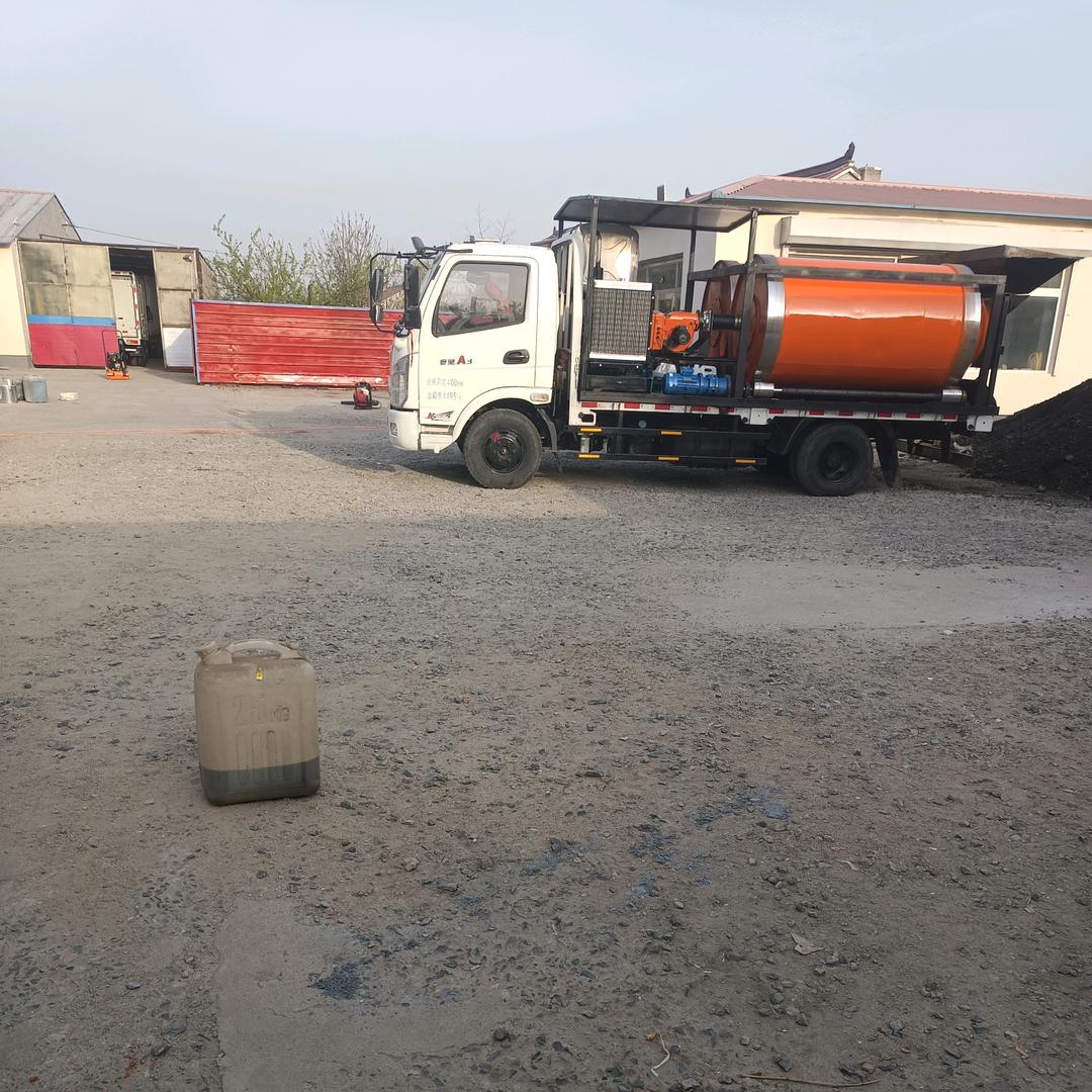 沥青摊铺施工队。