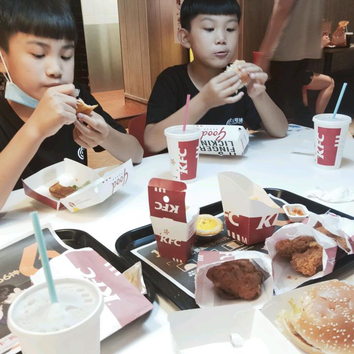一家人。团团圆圆。开开心心。