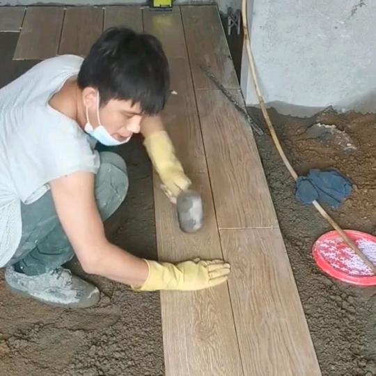 小安哥铺贴瓷砖