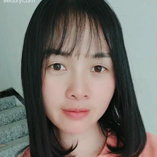 摆地摊的小姐姐