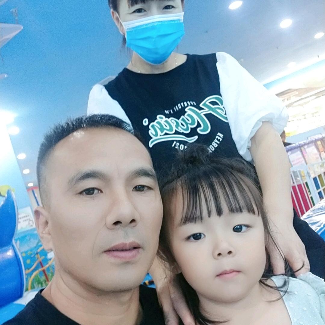 快乐幸福的一家人