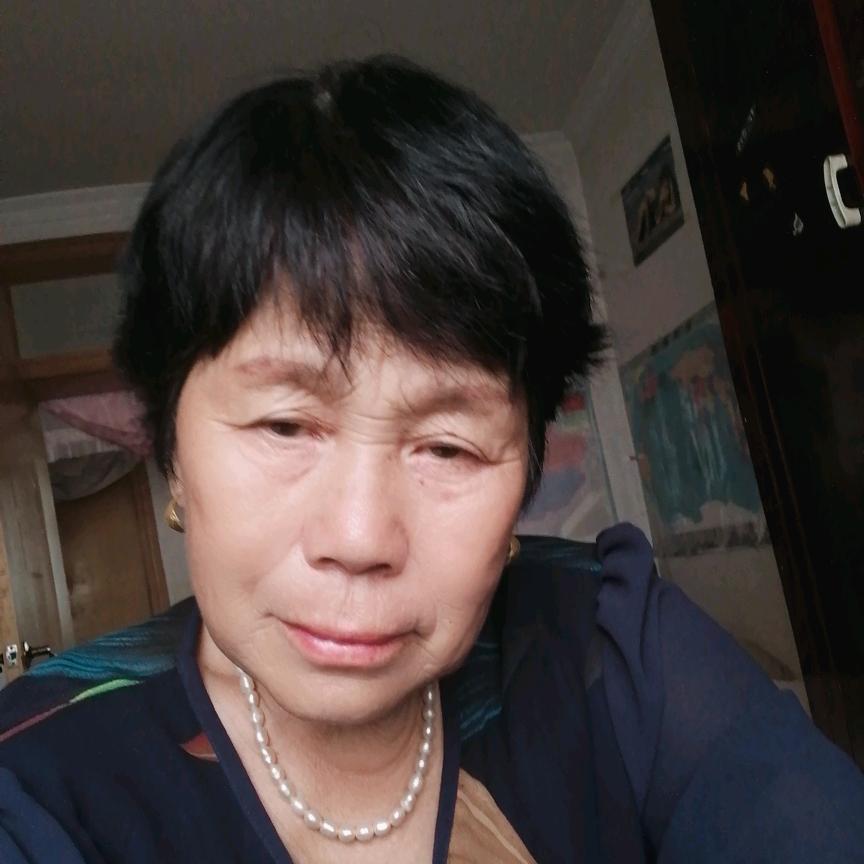 爱唱戏的老太太