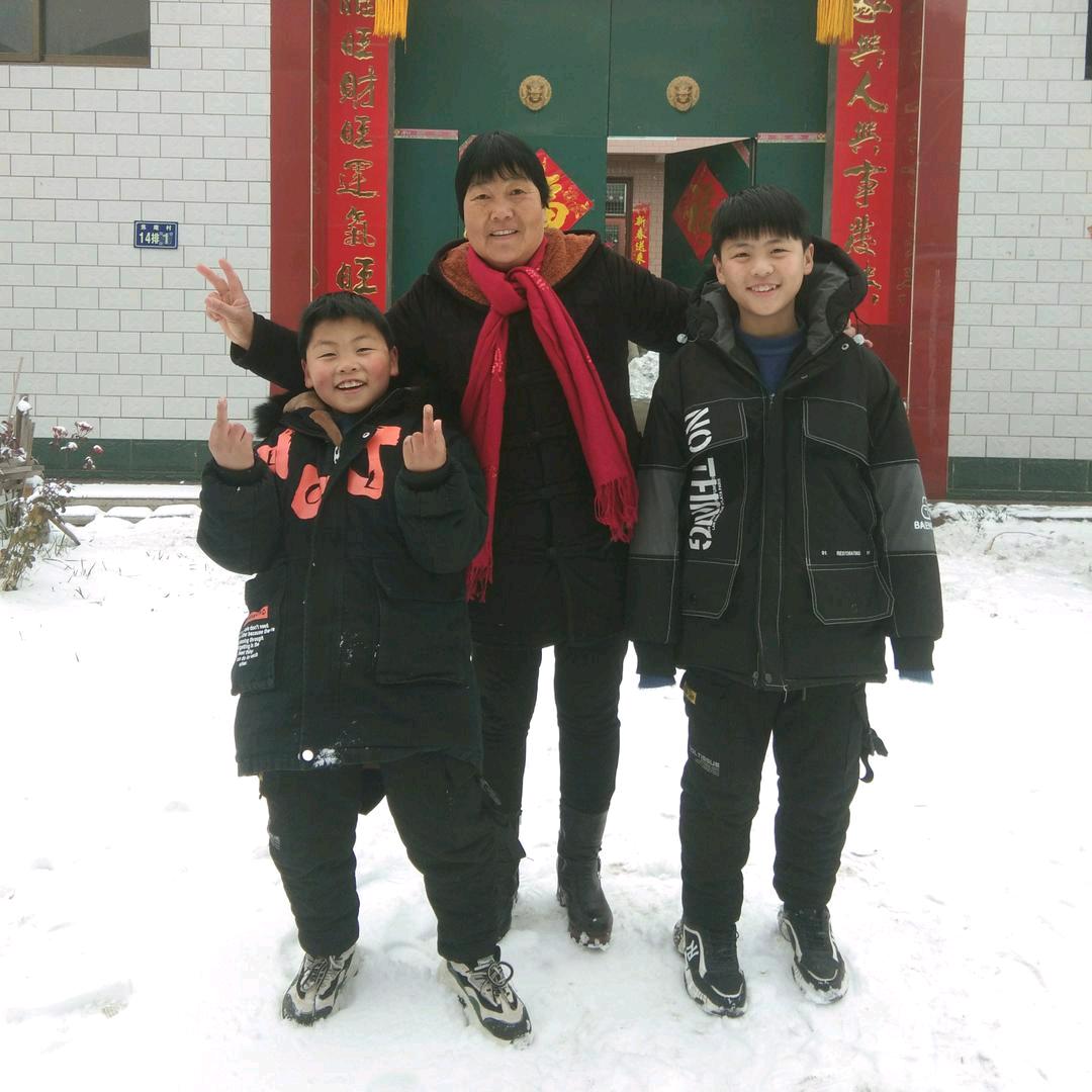 奶奶爱唱戏（拒绝连赞）