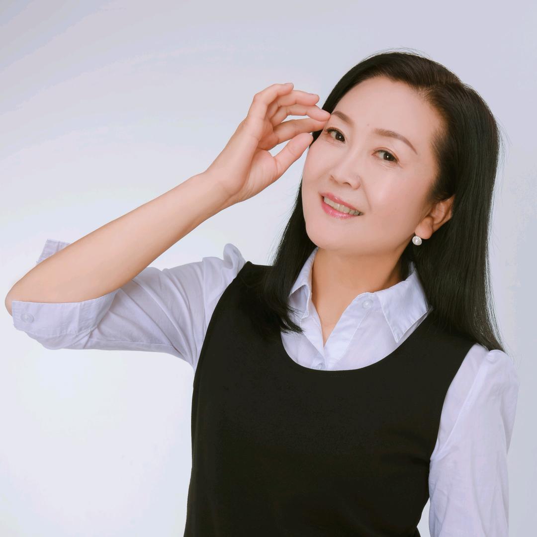 何玲调解员