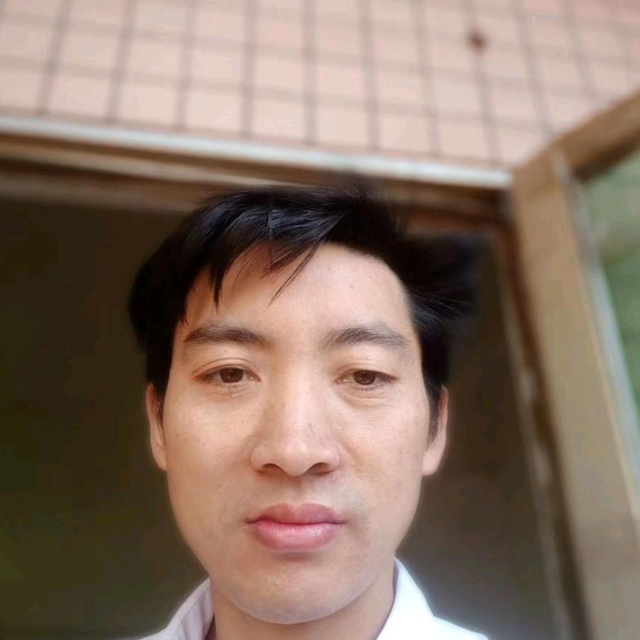 小何
