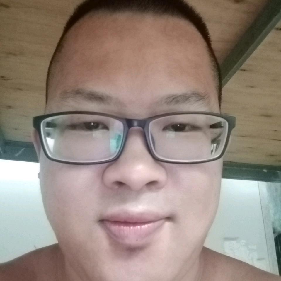 何某某