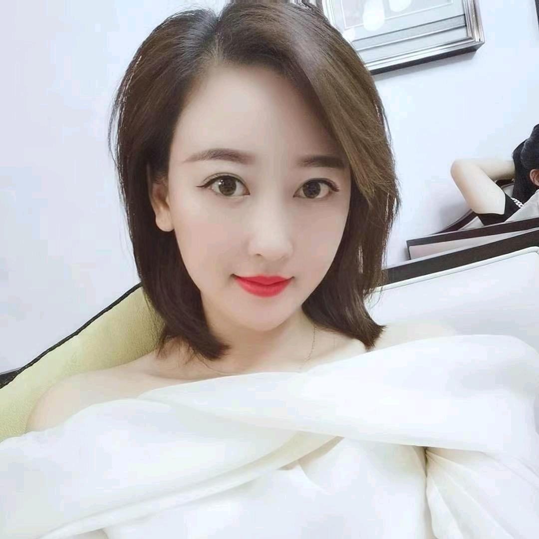伊  人