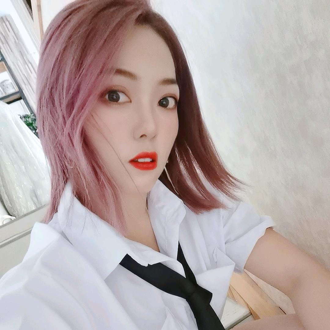 做美甲的小姐姐