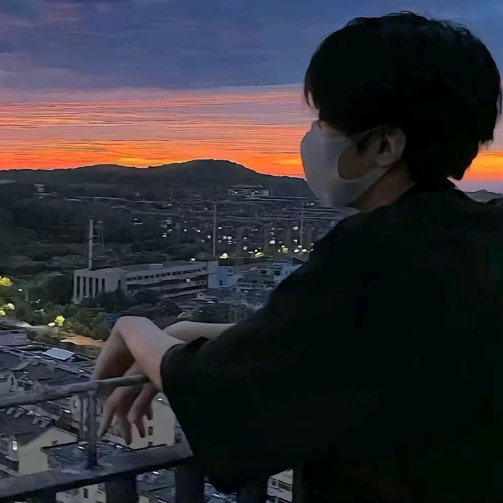 重生成为雨伞后美少女湿了会主动握住我的勾