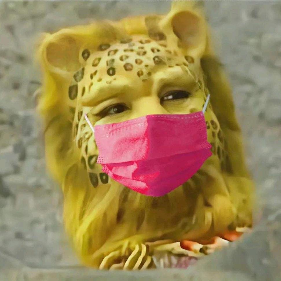 奋坑里游泳