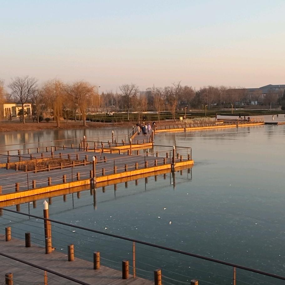 专业装修，吊顶，现场定制无钉眼衣柜。