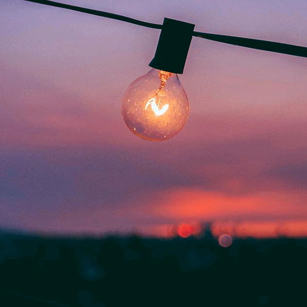 没伞的人在奔跑