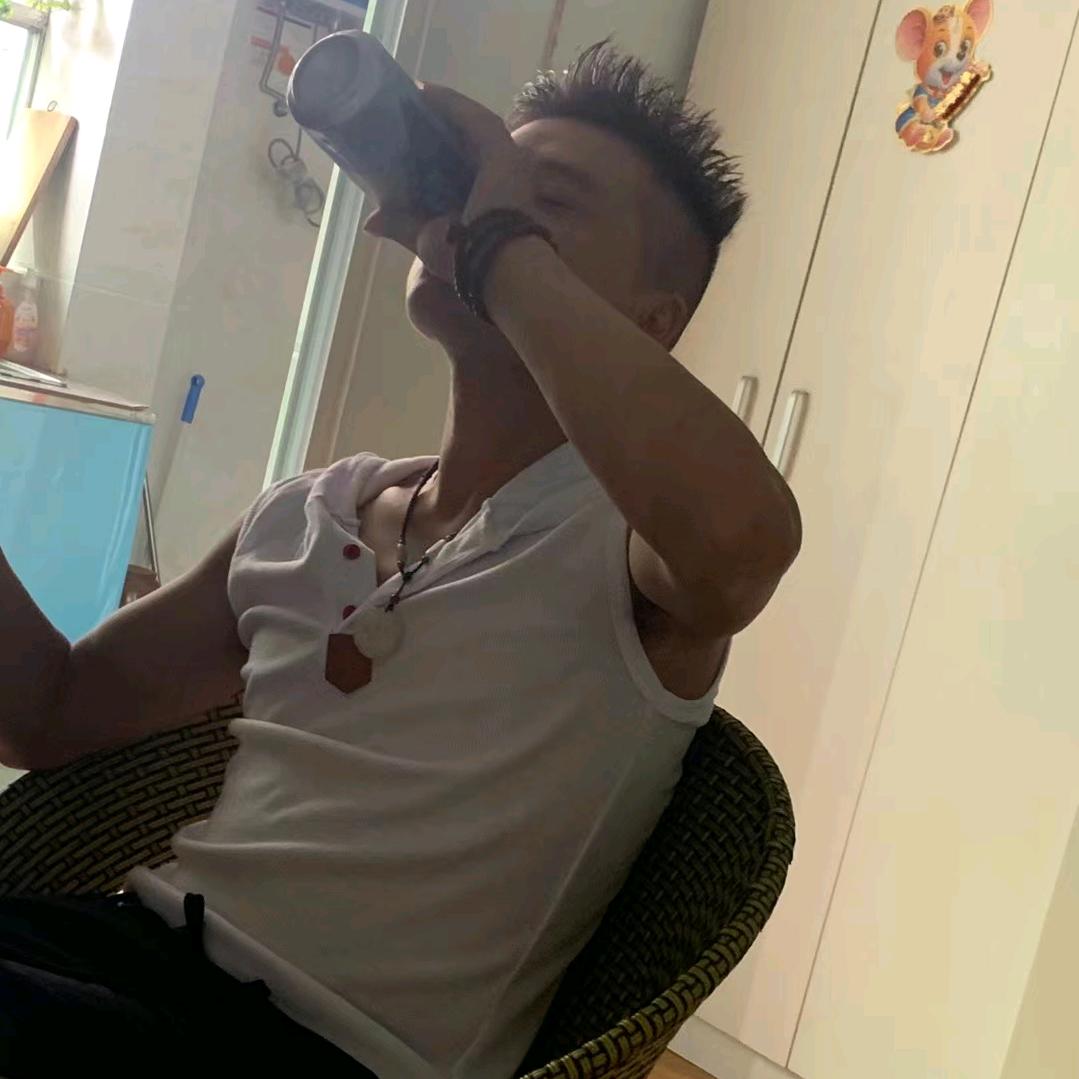 姓颜。名飞，字逍遥